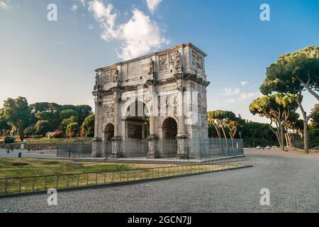 Arc de Constantine - VUE au crépuscule sur le côté sud de l'Arc de Constantine. Banque D'Images