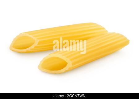 Pâtes italiennes brutes de penne rigate isolées sur fond blanc avec passe-cheveux et profondeur de champ totale Banque D'Images