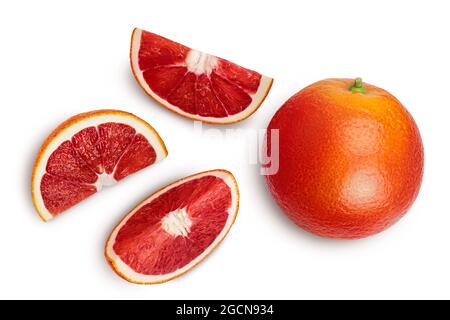 Oranges rouges de sang avec des tranches isolées sur fond blanc avec un chemin de coupure. Vue de dessus. Pose à plat Banque D'Images