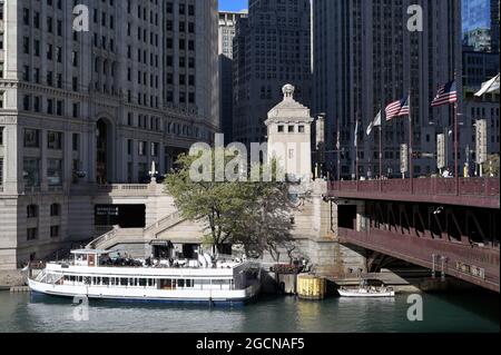 Une croisière sur le fleuve offre une vue imprenable sur l'horizon architectural le long de la rivière Chicago, Chicago il Banque D'Images