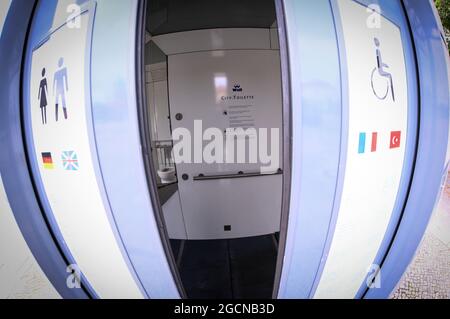 Potsdam, Allemagne. 09e août 2021. Les toilettes de la ville installées par la compagnie de mur dans le Lustgarten dans le centre-ville avec la porte ouverte (tiré avec fisheye). Credit: Soeren Stache/dpa-Zentralbild/dpa/Alay Live News Banque D'Images