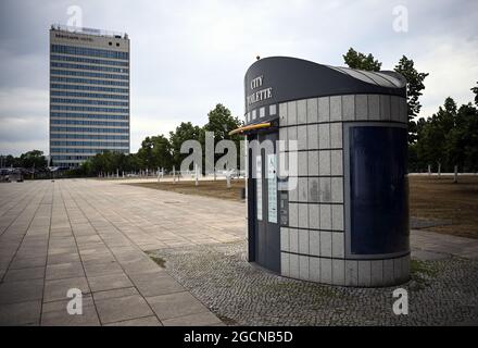 Potsdam, Allemagne. 09e août 2021. Les toilettes de la ville installées par la compagnie du mur dans le Lustgarten dans le centre-ville sur fond de l'hôtel "Mercure". Credit: Soeren Stache/dpa-Zentralbild/dpa/Alay Live News Banque D'Images