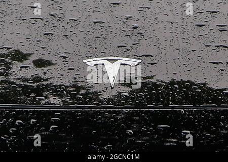 Londres, Royaume-Uni. 07e août 2021. La pluie tombe sur le capot d'une voiture Tesla, à Londres. Crédit : SOPA Images Limited/Alamy Live News Banque D'Images