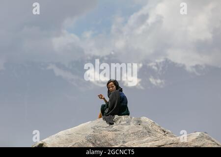 Gilgit-Baltistan, Pakistan - juin 2021 : fille en vêtements noirs dans les montagnes Banque D'Images