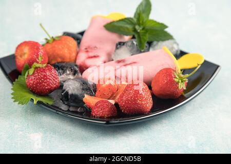 Crème glacée végétalienne maison sur du lait de coco et des fraises. Banque D'Images