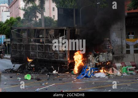 Bangkok, Thaïlande. 07e août 2021. Des manifestants antigouvernementaux ont incendié un camion de police au Monument de la victoire, au cœur de Bangkok, le 7 août 2021 à Bangkok, en Thaïlande. (Photo de Teera Noisakran/Pacific Press/Sipa USA) crédit: SIPA USA/Alay Live News Banque D'Images