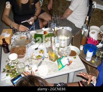 Les gens qui ont une petite fête avec de la nourriture et des boissons fraîches tout en s'asseyant autour d'une petite table à Sabang aux Philippines 17.1.2017 Banque D'Images