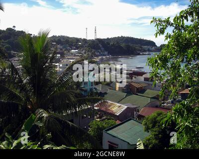 Vue majestueuse sur la baie de Puerto Galera à Sabang sur les Philippines 18.10.2018 Banque D'Images