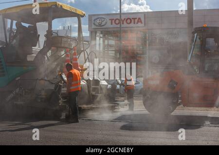 Tula, Russie - 16 mai 2021 : procédé d'asphaltage, machine à finisseur et deux rouleaux routiers pendant les travaux de construction de routes, travaillant sur la nouvelle route Banque D'Images