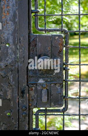 ancienne serrure rouillée avec bouton sur une porte de jardin Banque D'Images