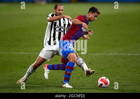 Sant Joan Despi, Espagne. 08 août 2021. Nico Gonzalez (R) du FC Barcelone est défié par Giorgio Chiellini du FC Juventus lors du match de football amical d'avant-saison entre le FC Barcelone et le FC Juventus. Le FC Barcelona a remporté 3-0 victoires sur le FC Juventus. Credit: Nicolò Campo/Alay Live News Banque D'Images