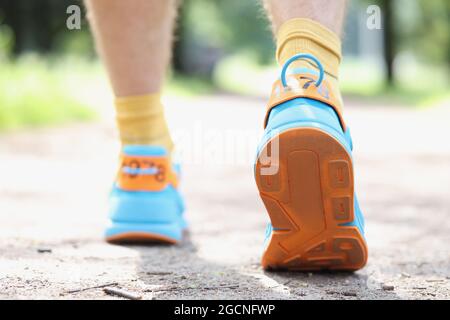 Jambes de coureur sport pour homme prêtes pour la course sur sentier forestier. Concept de jogging matinal dans le parc Banque D'Images