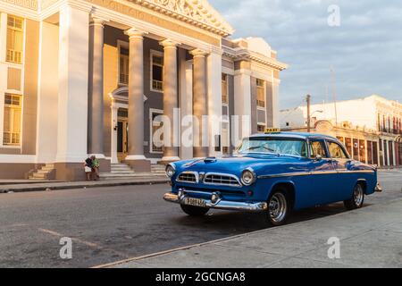 CIENFUEGOS, CUBA - 11 FÉVRIER 2016 : voiture d'époque devant le bâtiment Colegio San Lorenzo à Cienfuegos, Cuba. Banque D'Images