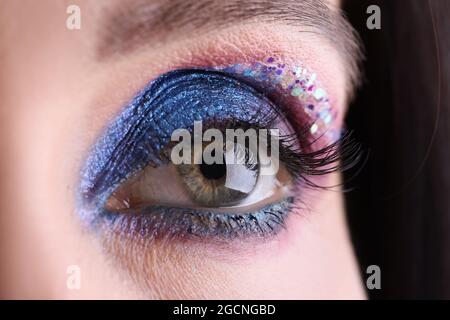 Vue de la femme avec maquillage de soirée brillant en gros plan Banque D'Images