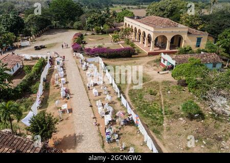 MANACA IZNAGA, CUBA - 9 FÉVRIER 2016 : vue aérienne des étals de souvenirs et d'un ancien manoir colonial dans le village de Manaca Iznaga près de Trinidad, Cuba Banque D'Images