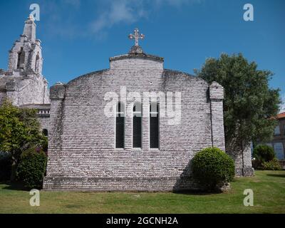 LA TOJA, ESPAGNE - 24 JUILLET 2021 : sanctuaire Ermida de San Campio e San Sebastian couvert de coquillages sur l'île de la Toja, Pontevedra, Galice, Espagne Banque D'Images