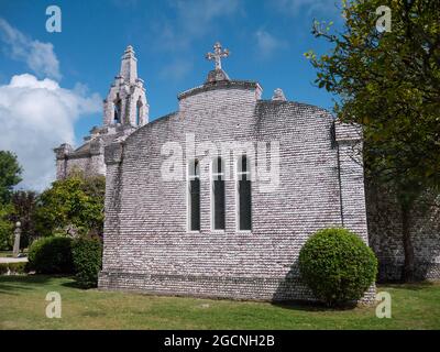 LA TOJA, ESPAGNE - 24 JUILLET 2021 : sanctuaire couvert de coquillages sur l'île de la Toja, Ermida de San Campio e San Sebastian, Pontevedra, Galice, Espagne Banque D'Images