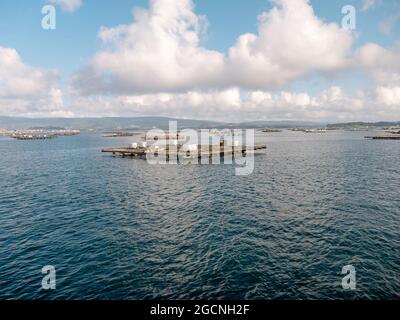 O GROVE, ESPAGNE - 24 JUILLET 2021 : plate-forme de ferme de mollusques dans l'estuaire d'Arousa près de O Grove, Pontevedra, Galice, Espagne Banque D'Images