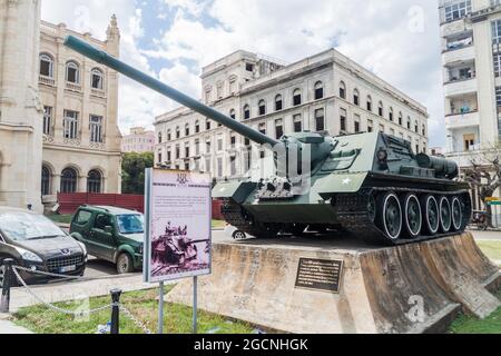 LA HAVANE, CUBA - 22 FÉVRIER 2016 : Cannon SU 100 utilisé par les forces cubaines pendant l'invasion de la baie des cochons. Banque D'Images