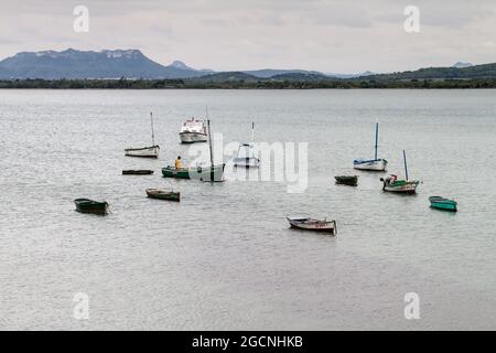 GIBARA, CUBA - 29 JANVIER 2016 : bateaux dans un port du village de Gibara, Cuba Banque D'Images