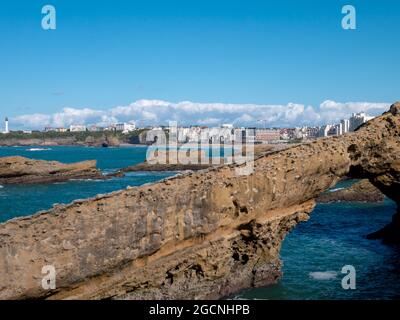 BIARRITZ, FRANCE - 10 octobre 2020 : vue sur la ville depuis les rochers côtiers de Biarritz, France. Banque D'Images