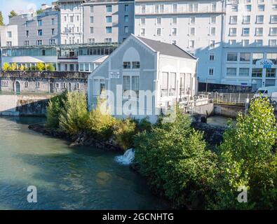 LOURDES, FRANCE - 12 octobre 2020 : centrale hydroélectrique au Gave de Pau, Lourdes, France. Source d'énergie renouvelable. Banque D'Images