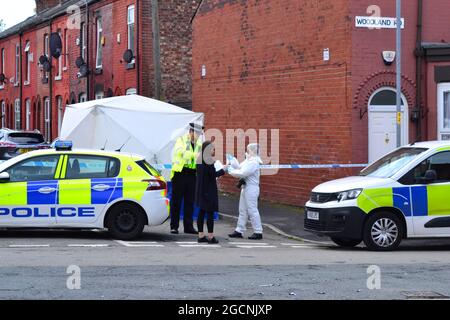 Cordon Friendship Ave de la police, Manchester, Royaume-Uni. Déclaration de la police du Grand Manchester : « vers 22h20 la nuit dernière (dimanche 8 août 2021), la police a été appelée sur Woodland Road, Manchester, pour faire état d'une tentative de meurtre. Des officiers ont assisté à la réunion et établi qu'un homme de 63 ans avait été frappé par une voiture Citroën C5 et avait subi de graves blessures. La voiture utilisée dans l'incident a depuis été récupérée par les officiers et l'homme a été transporté à l'hôpital où il reste pour traitement. Deux hommes, âgés de 28 et 25 ans, ont été arrêtés pour des motifs de tentative de meurtre. Ils restent en garde à vue pour des questions. » Banque D'Images