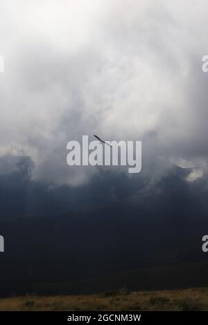 Accrochez le planeur dans les nuages Banque D'Images