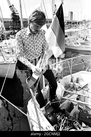 AJAXNETPHOTO. 5 JUIN 1976. PLYMOUTH, ANGLETERRE. - OSTAR 1976 - LE SKIPPER ALLEMAND KLAUS SCHRODT A NAVIGUÉ SON YACHT LILLIAM DE 30FT À 30ÈME PLACE EN CLASSE. PHOTO:JONATHAN EASTLAND/AJAX REF:2760506 27A Banque D'Images