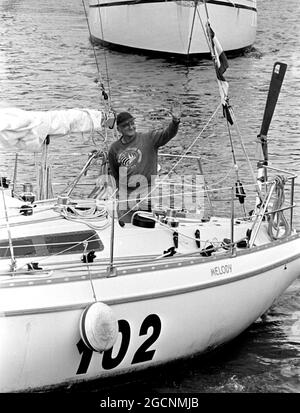 AJAXNETPHOTO. 5 JUIN 1976. PLYMOUTH, ANGLETERRE. - OSTAR 1976 - COURSE D'UNE SEULE MAIN DE L'OBSERVATEUR/DE L'WESTERN ROYAL - PATRIARCHE BROCHÉS PAR YVES OLIVAUX DE FRANCE QUITTE LE QUAI DE MILBAY POUR LA LIGNE DE DÉPART. PHOTO:JONATHAN EASTLAND/AJAX REF:2760506 10 Banque D'Images