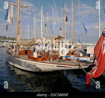 AJAXNETPHOTO. 2018. CANNES, FRANCE. - COTE D'AZUR RESORT - REGATES ROYALES CANNES 2018 - LE YACHT 1928 CONSTRUIT 34,5 M CAMBRIA CONÇU PAR WILLIAM NOUF III AMARRÉ DANS LE VIEUX PORT À LA FIN D'UNE JOURNÉE DE COURSE.PHOTO:JONATHAN EASTLAND/AJAX REF:GX8 182509 588 Banque D'Images