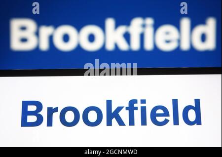 Dans cette illustration, un logo Brookfield Asset Management apparaît sur un smartphone et un écran de pc. Banque D'Images