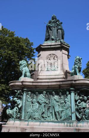 Mémorial de la reine Victoria à Dalton Square, Lancaster, Angleterre avec sculpture en bronze la reine Victoria sur la plinthe de pierre de Portland au-dessus de la frise de relief du bas. Banque D'Images