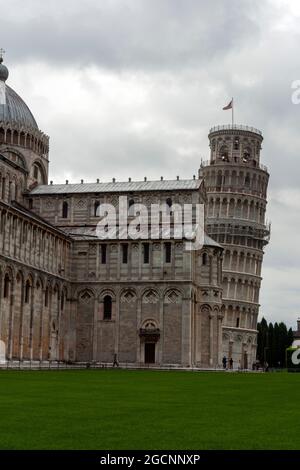 La cathédrale de Pise sur la Piazza dei Miracoli à Pise, en Italie, par temps de pluie. Banque D'Images