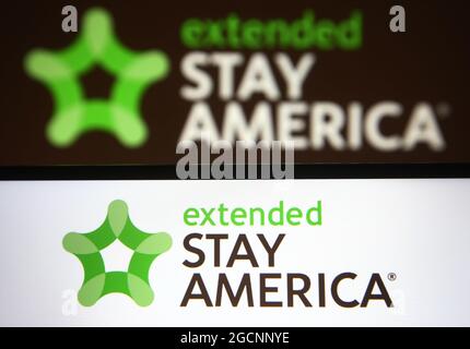 Ukraine. 9 août 2021. Sur cette photo, un logo Extended Stay America d'une société hôtelière est visible sur un smartphone et un écran d'ordinateur. (Credit image: © Pavlo Gonchar/SOPA Images via ZUMA Press Wire) Banque D'Images