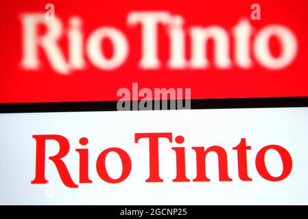 Ukraine. 9 août 2021. Dans cette illustration, un logo Rio Tinto apparaît sur un smartphone et un écran de pc. (Credit image: © Pavlo Gonchar/SOPA Images via ZUMA Press Wire) Banque D'Images