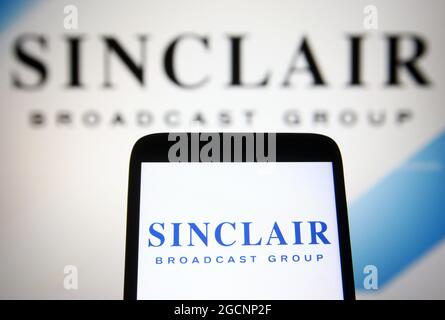 Ukraine. 9 août 2021. Dans cette illustration, un logo Sinclair Broadcast Group (SBG) apparaît sur un smartphone et un écran d'ordinateur. (Credit image: © Pavlo Gonchar/SOPA Images via ZUMA Press Wire) Banque D'Images