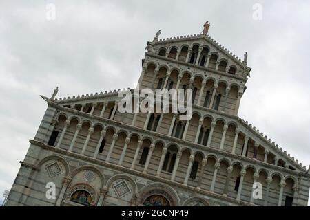 La cathédrale de Pise sur la Piazza dei Miracoli à Pise, en Italie, par temps de pluie. Banque D'Images