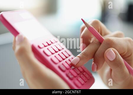 Inspecteur financier faisant rapport calcul ou vérification de la clôture du solde Banque D'Images