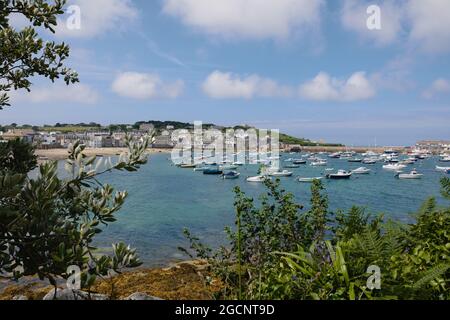 Bateaux dans le port de Hugh Town, île de St Mary, îles de Scilly, Cornouailles, Angleterre, Royaume-Uni, juillet 2021 Banque D'Images