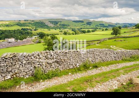 Colline à pied de Langcliffe près de s'établir dans les Yorkshire Dales Banque D'Images