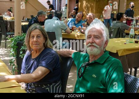 NUMAN, ITALIE - 10 juin 2021 : un couple senior aimant dans le restaurant déjeuner Banque D'Images