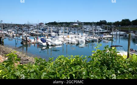 Sandwich Marina, Sandwich, Massachusetts, États-Unis, un jour d'été. À part le canal de Cape Cod Banque D'Images