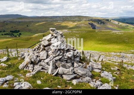 Colline à pied de Langcliffe près de s'établir dans les Yorkshire Dales Banque D'Images