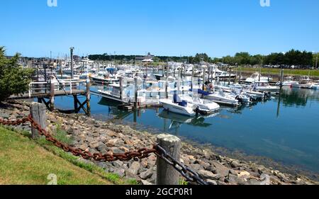 Sandwich Marina, Sandwich, Massachusetts, États-Unis, un jour d'été. À part le canal de Cape Cod Banque D'Images