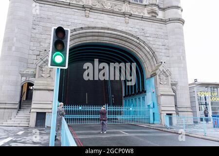 Le pont de la tour de Londres (pont des bascules) est resté ouvert du début du lundi après-midi jusqu'après minuit mardi 10 août 2021 Angleterre Banque D'Images