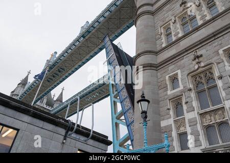 Le pont de la tour de Londres (pont des bascules) est resté ouvert du début du lundi après-midi jusqu'après minuit mardi 10 août 2021 Angleterre Banque D'Images
