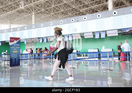 (210809) -- LUSAKA, le 9 août 2021 (Xinhua) -- des passagers sont vus dans le deuxième aérogare de l'aéroport international Kenneth Kaunda de Lusaka, en Zambie, le 9 août 2021. La Zambie a lancé lundi un terminal d'aéroport moderne, construit par une entreprise chinoise. La nation sud-africaine a lancé le deuxième terminal à l'aéroport international Kenneth Kaunda, qui fera passer le nombre de passagers des deux millions actuels à quatre millions par an. Le projet, financé par la Banque d'exportation et d'importation de Chine (China Exim Bank), est conçu et construit par China Jiangxi Corp Banque D'Images