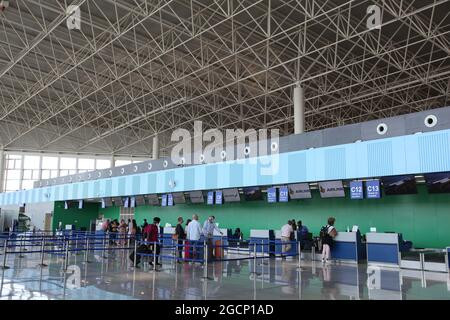 (210809) -- LUSAKA, le 9 août 2021 (Xinhua) -- des passagers sont vus dans le deuxième aérogare de l'aéroport international Kenneth Kaunda de Lusaka, en Zambie, le 9 août 2021. La Zambie a lancé lundi un terminal d'aéroport moderne, construit par une entreprise chinoise. La nation sud-africaine a lancé le deuxième terminal à l'aéroport international Kenneth Kaunda, qui fera passer le nombre de passagers des deux millions actuels à quatre millions par an. Le projet, financé par la Banque d'exportation et d'importation de Chine (China Exim Bank), est conçu et construit par China Jiangxi Corp Banque D'Images