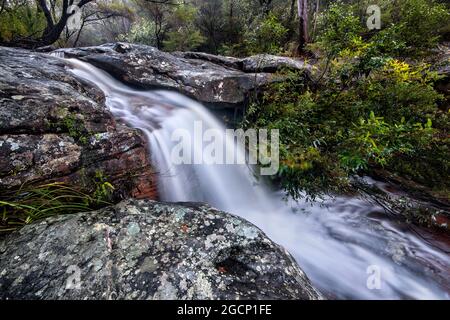 une petite cascade dans le bush à la palonga Banque D'Images